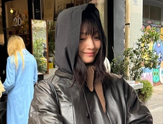 '신혼여행 중' 김우빈♥신민아, 커플룩 입고 스페인 명품 매장서 나란히 포착