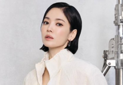 송혜교 '손때 묻고 너덜너덜해진 대본' 공개...700억 대작 종료의 증거