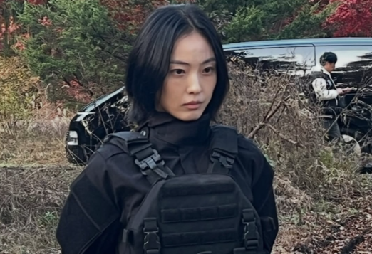 '모범택시3' 전소니, 군복이 찰떡..."비주얼은 청순, 눈빛은 살벌"