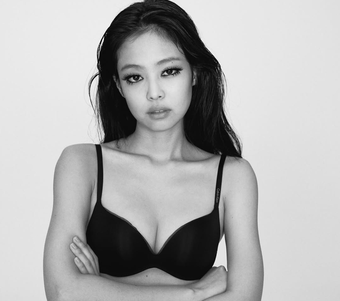 "속옷 차림에 파격 노출" 제니, 핫한 25살의 기록