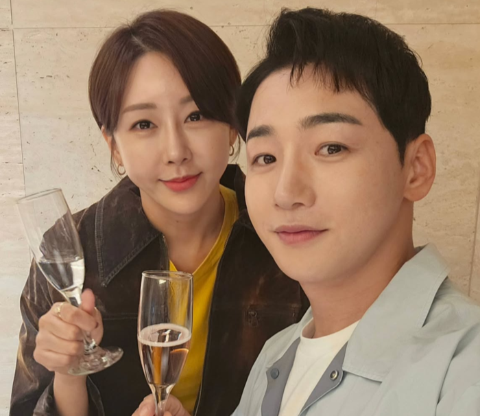 '괴산 나홀로 텐트생활' 박군, 이혼설 정면반박..."이틀前 키스"