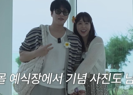 '신혼여행?'... 신지♥문원, 사이판서 '달달 스킨십'으로 애정 과시