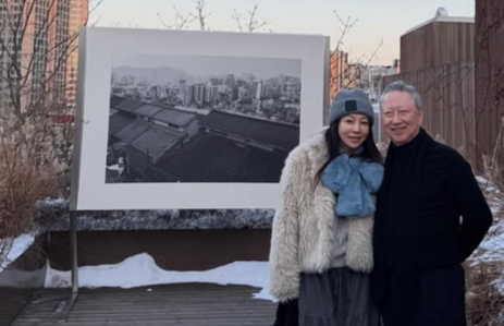 '63세' 황신혜, 前 두산 박용만 회장과 다정한 투샷 공개