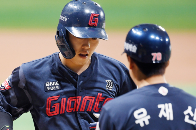 "나승엽·고승민 부활 없인 도약도 없다"...김태형 감독이 던진 '공개 과제'
