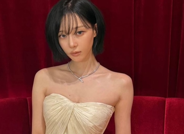 에스파 윈터, 화이트 튜브톱 드레스로 뽐낸 우아한 관능미