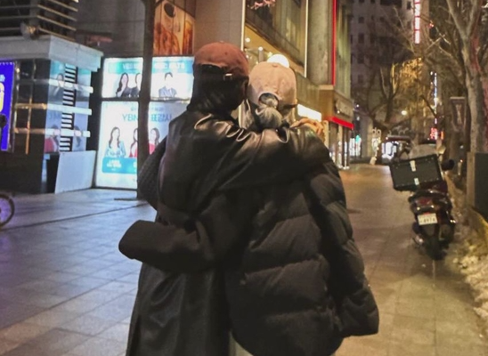 송혜교, 심야 데이트 나섰다... "나의 영광 나의 사랑"