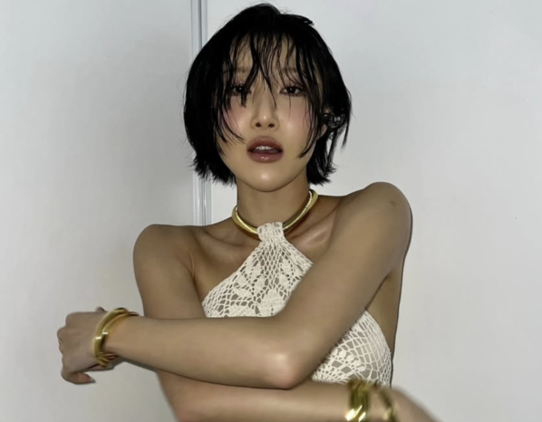 '무대 위 테토녀' 화사, 사복 패션은 반전 그 자체 