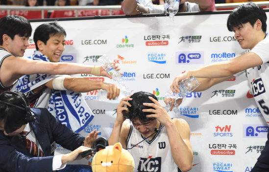 허웅 51득점 대기록의 현장, 동생 허훈과 함께한 뜨거운 축하의 순간