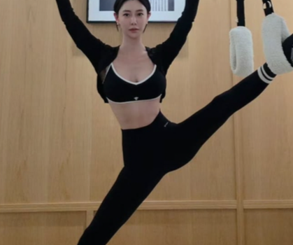 '돌싱' 클라라, 쩍벌 공중부양 포즈?..."사람 몸매 맞나" 감탄만