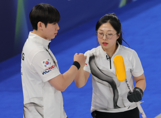 '韓 올림픽 첫 출격' 컬링 김선영·정영석, 스웨덴 남매에 당했다 3-10 완패 [2026 밀라노]