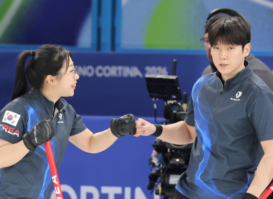 컬링 믹스더블 김선영-정영석, 9-3으로 이번엔 에스토니아 잡았다...5연패 뒤 '2연승'[2026 밀라노]
