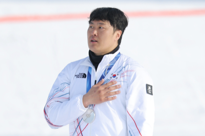 대박 '은메달' 김상겸, '큰절 세리머니'로 고국 향해 '명절 선물' 보내...오스트리아 국가 울리자 '탈모' 개념 매너까지[2026 밀라노]