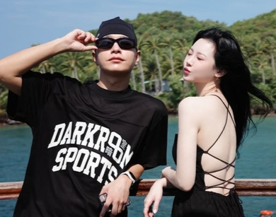 쌈디랑 연인 포스? 유라, 요트 위 아찔한 '백리스' 자태