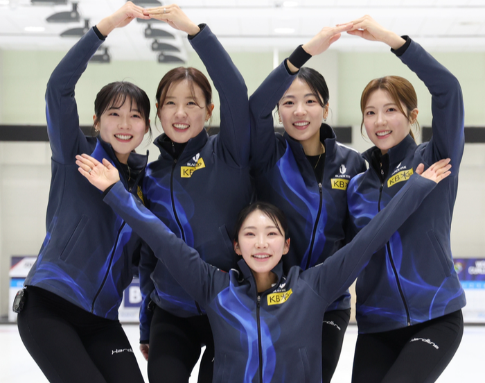 "영미~!" 팀 킴 신화 8년..."금빛 댄스 기대해" 팀 5G가 잇는다, 사상 첫 여자 컬링 金 정조준 [2026 밀라노]