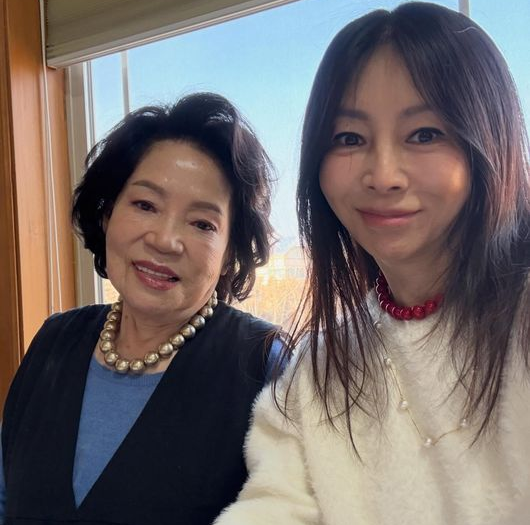 황신혜, ♥어머니와 다정 투샷...'86세' 맞아? 동안미모 '깜짝'