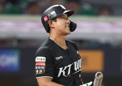 '돌싱·은퇴' 황재균, 새출발 알렸다...전현무 소속사와 전속계약