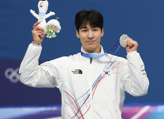 "金이면 더 좋았겠지만..." 황대헌, 팀킬 논란·무릎 부상 딛고 값진 '은빛 질주' [2026 밀라노]