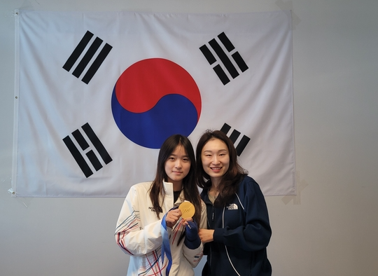 "(최)민정 언니 보고 싶었어요"...'강철 소녀' 최가온,  금빛 기운 품고 우상 최민정 만났다 [밀라노 비하인드]