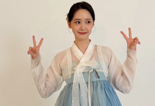 윤아, 한복 입고 눈부신 미모 과시... "새해 복 많이 받으세요"