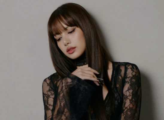 리사, 파격적인 전신 시스루 패션... 속옷 노출도 과감하게