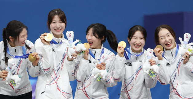 '심석희-최민정' 조합, 역사를 밀어 올렸다...韓 여자 쇼트트랙 계주, 원팀으로 '금빛 완성' [2026 밀라노]
