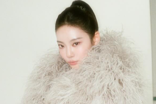 에스파 닝닝, 깃털 드레스로 완성한 신비로운 카리스마