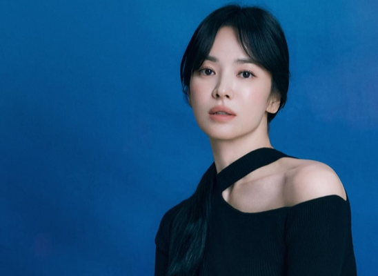 '바닥에 철푸덕' 송혜교, 과감한 포즈로 뽐내는 독보적인 각선미