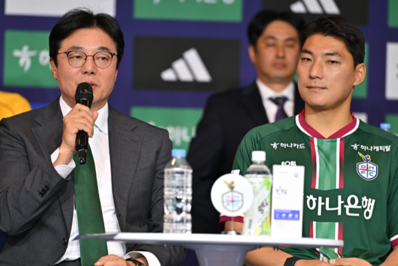 "부담되겠지만..." 우승 후보로 꼽힌 대전 황선홍 감독이 '응원'받은 이유는?