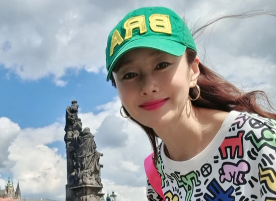 '3번의 음주 논란' 배우 김지수, 프라하에서 여행 사업가 데뷔