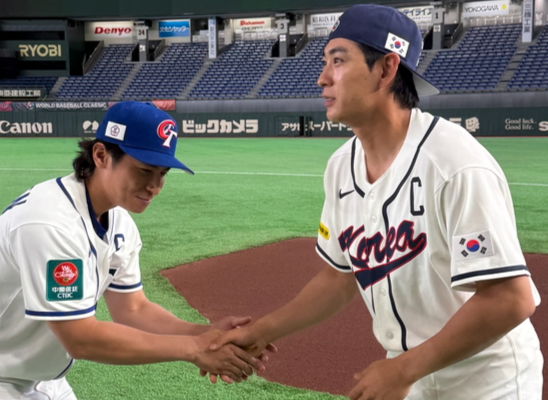 역시 '월클' 이정후! 대만 주장·ML 투수 직접 달려오게 만든 '바람의 손자'의 '미친 인기'