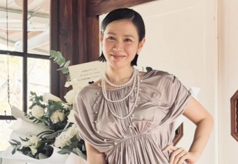 손예진, 한옥 배경 속 눈부신 드레스 자태