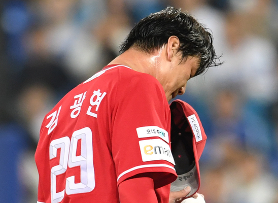 SSG '비상' 김광현 어깨 수술 위기, 시즌 아웃 갈림길...이숭용 감독 "광현이 없이 치러야"