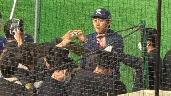 실력도 인성도 '역시 월클'→이정후, 호주전 중압감 속 잊지 않고 '팬 전원' 사인해주다니 