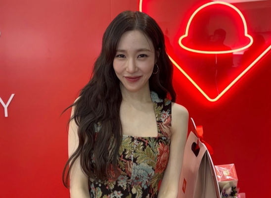 변요한과 혼인신고 마친 티파니 영,  화려한 미니 드레스로 뽐낸 물오른 미모