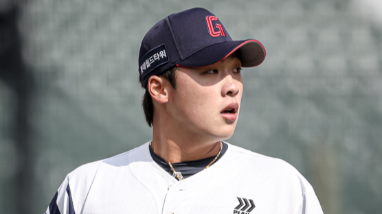 "겨울 동안 뭐했나" 김태형 감독 '쓴소리'→롯데 '강속구 유망주', 2군서 선발 준비 