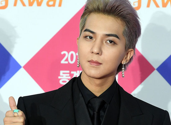 '군 이탈' 송민호, 재판 연기 후 VIP 시사회 참석 '빈축'