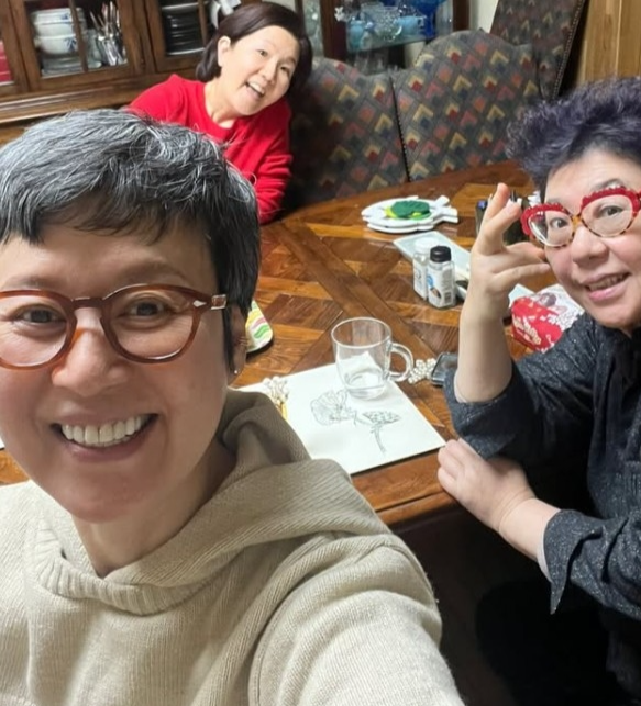 '유방암 투병' 박미선, 건강해진 근황 공개...흰머리로 환한 미소