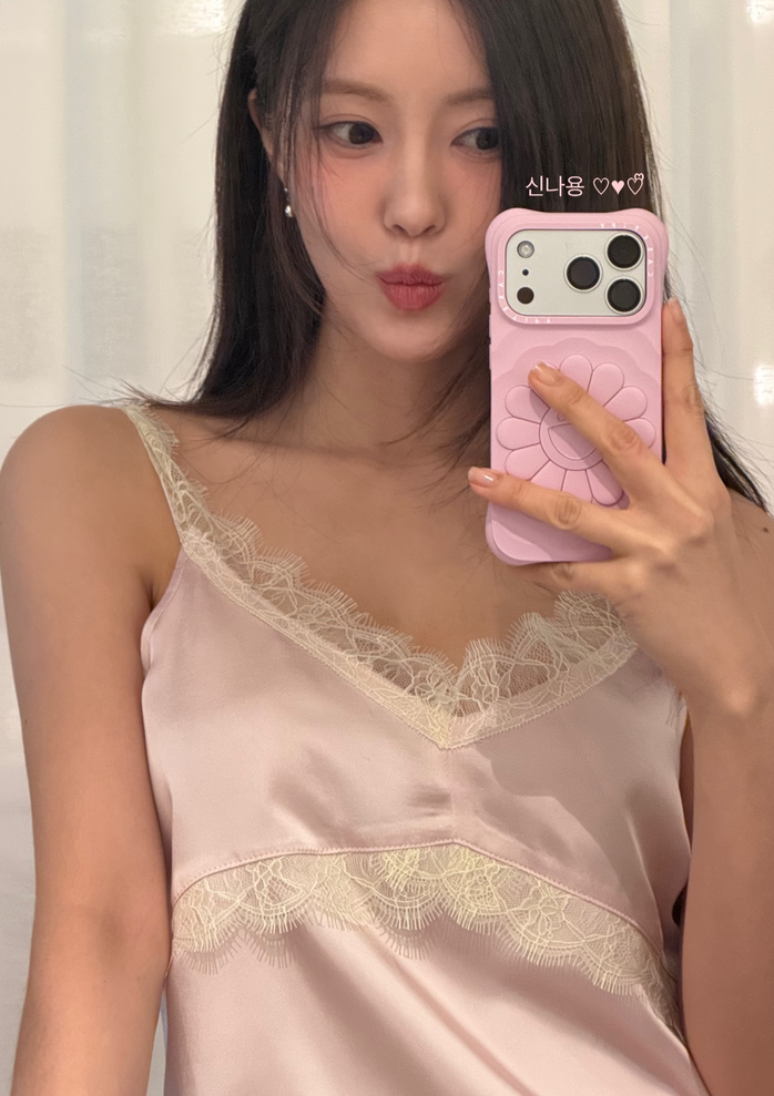 "속옷만 입고 탄 줄" 효민, 비행기 탑승 패션에 '시선 집중'