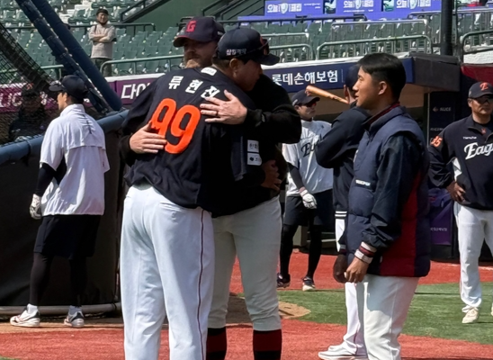 "RYU, 오랜만이야!"...사직에서 재회한 류현진-비슬리, 토론토 시절 '한솥밥' 인연 