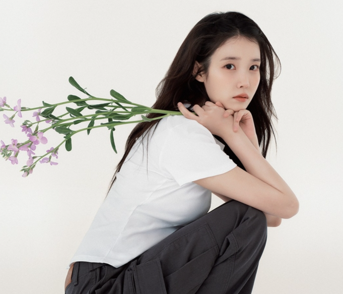 아이유, 봄을 부르는 산뜻한 비주얼