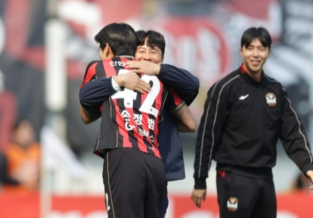 김기동 향한 '야유'가 '환호'로 바뀌었다...사상 첫 '개막 4연승' FC서울에 진짜 봄이 왔다 