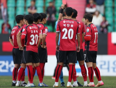 4경기 레드카드만 '3차례', 3무1패로 잘 버텼지만...아직 첫 승 없는 포항에 내려진 '퇴장 주의보'