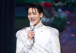 '뮤지컬 황태자' 카이, 백마 타고 '공주님' 맞이한 비밀의 성으로 초대...봄날에 전한 사랑의 속삭임 