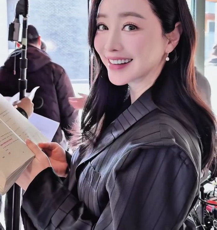 성형 후 중국 활동 홍수아, '뷰티풀 CEO'로 변신...이젠 몰라보겠네!