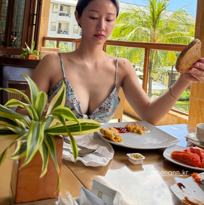 "애 둘 엄마 맞아?" 한그루, 가슴 라인 드러낸 파격 원피스 '시선 강탈'