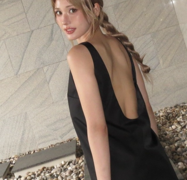 전소미, 등이 훤히 드러난 백리스 드레스 자태 공개