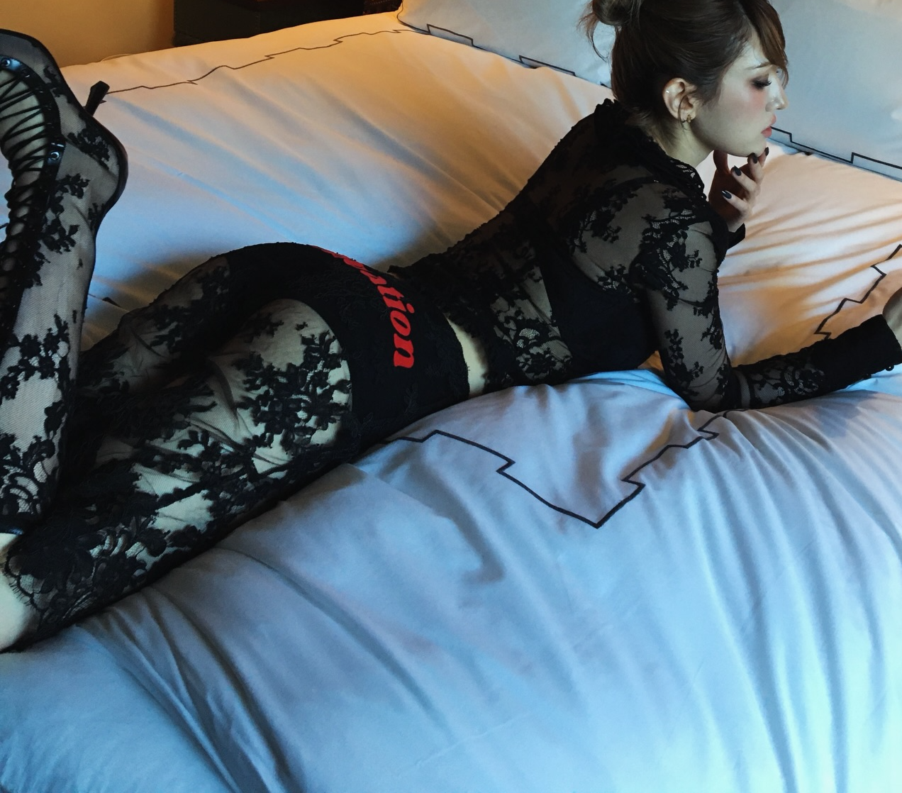 전소미, 과감한 올블랙 레이스룩... 도발적 매력 발산