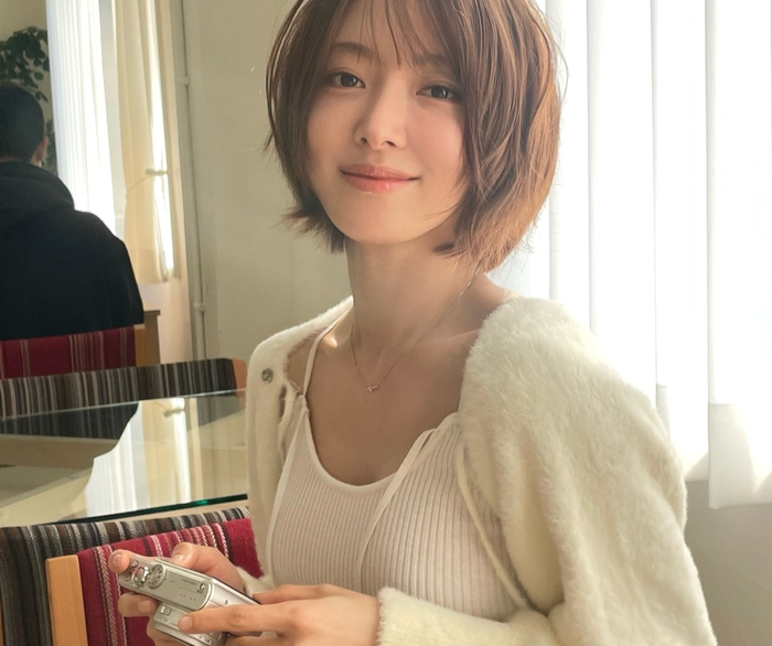 배우 이세영, 숏 컷 단발로 깜찍 변신...햇살 속 빛나는 성숙미