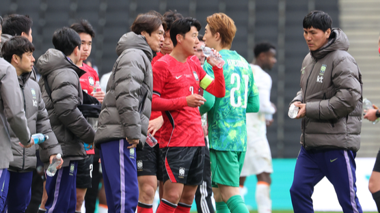 홍명보 감독 "스리백, 참 고민이다...변화줄 수 있지만 계속 성장시켜야" [SS 밀턴 케인즈 현장]