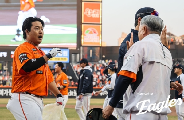"강백호, 이럴 때 수비 기용" 김경문 감독이 밝힌 '천재타자' 활용법 